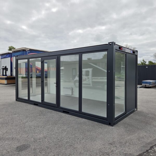Containex стандартная бытовка PU 2,4 х 6м, панорама с окнами и дверями RAL 7016