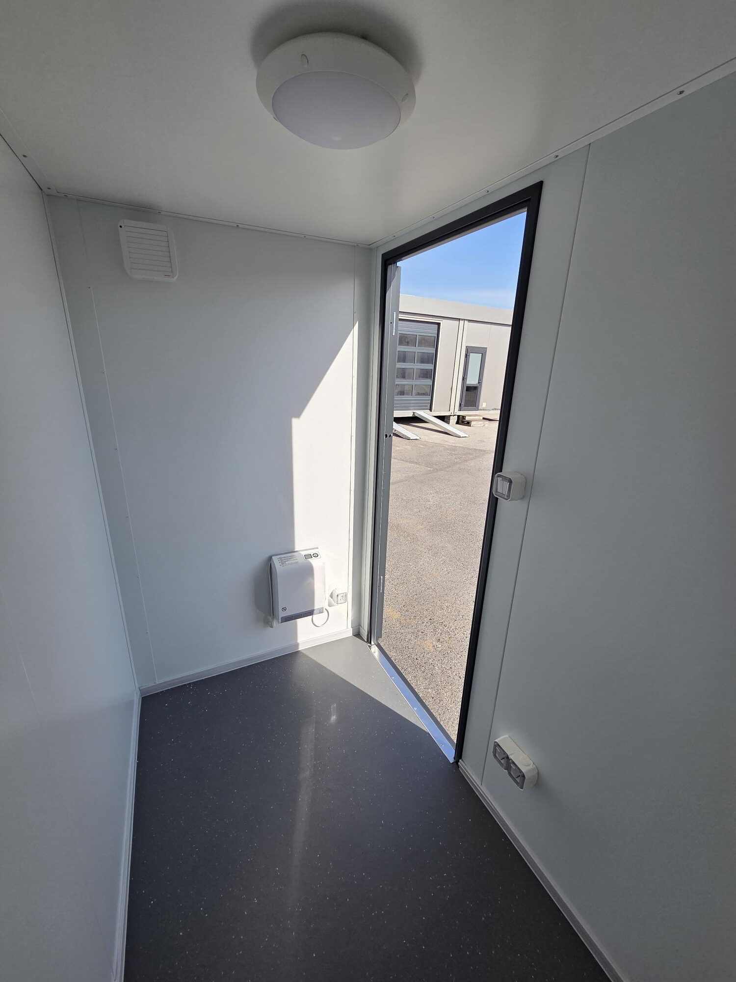 Containex soojustatud väike soojak 2,40 x 1,40m - järeltellitav!