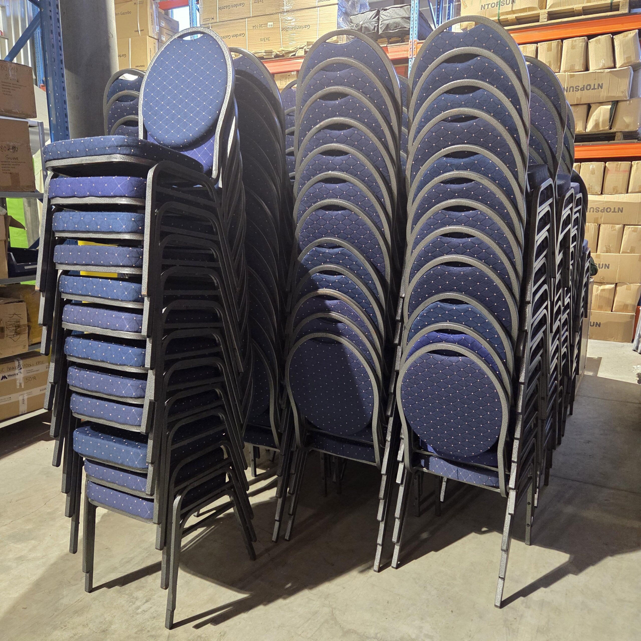 Kasutatud banketitool sinine kangas kuldsete täpikestega ja hall raam