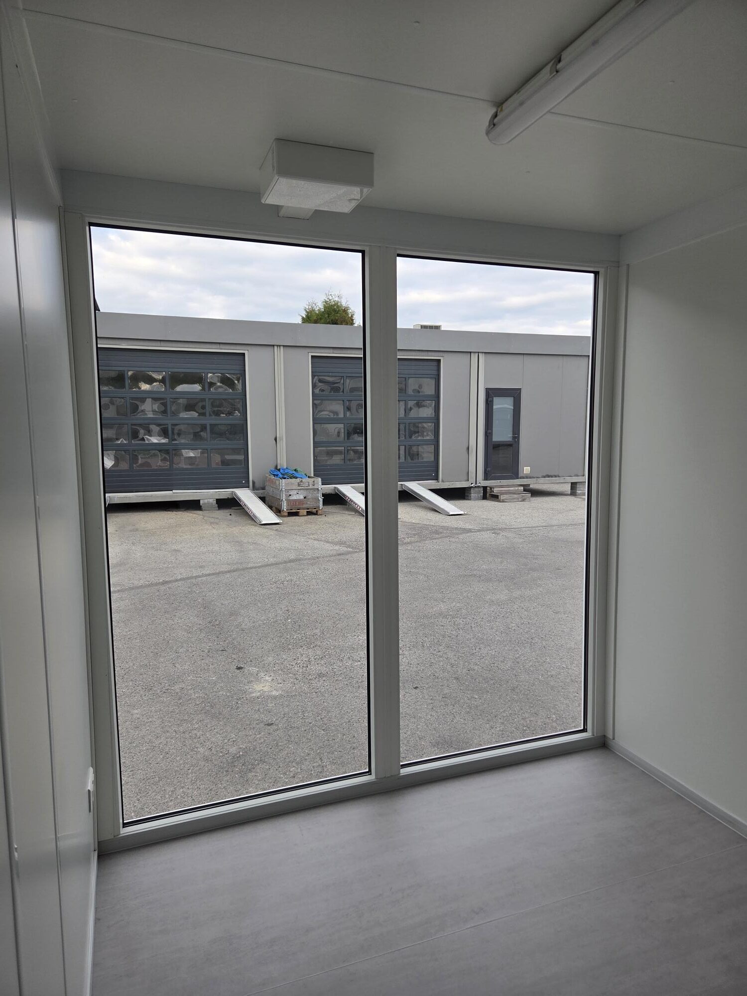 Containex standard panoraam soojak 2.4 x 3m, helehall + õhksoojuspump