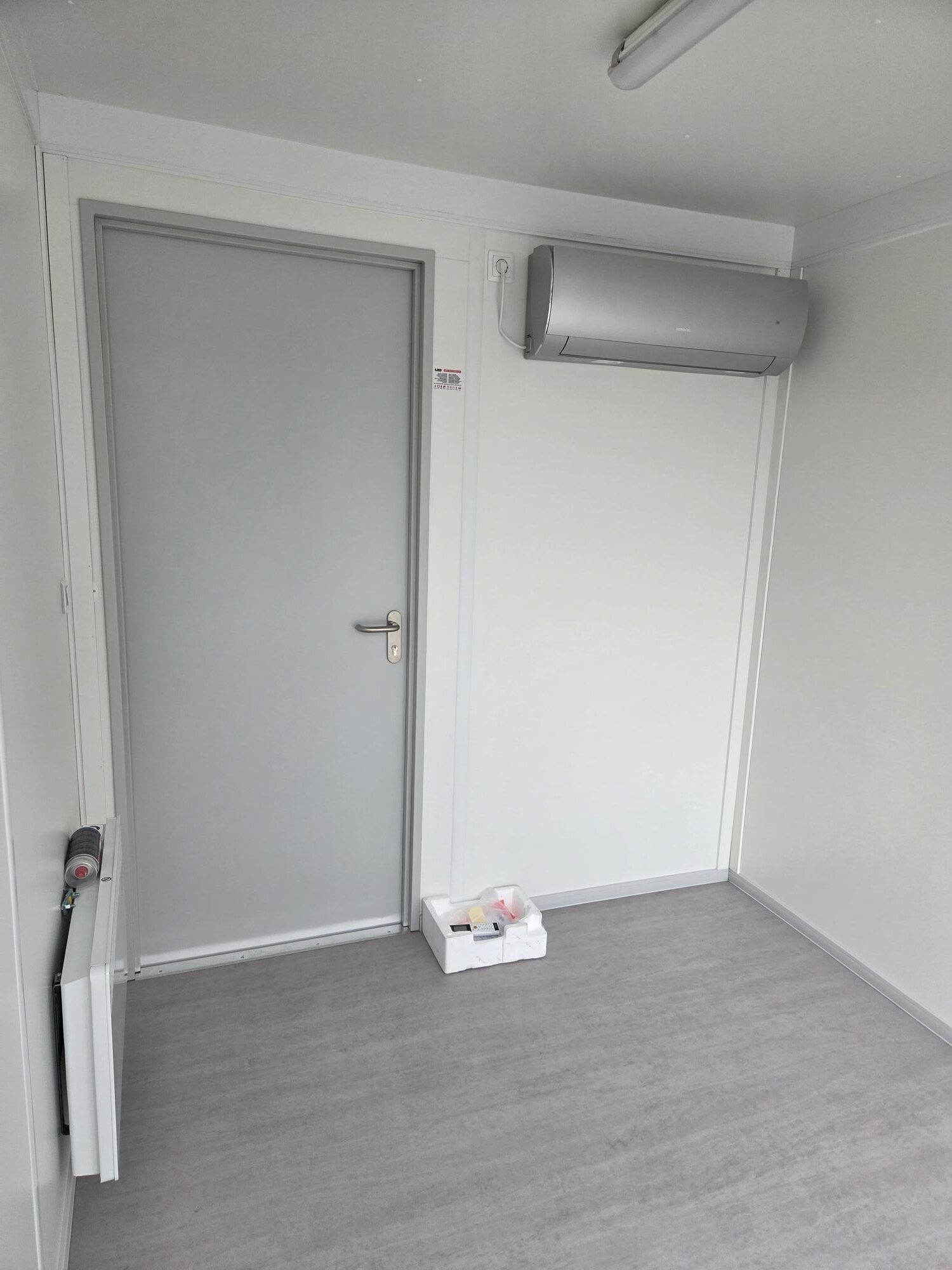 Containex standard panoraam soojak 2.4 x 3m, helehall + õhksoojuspump