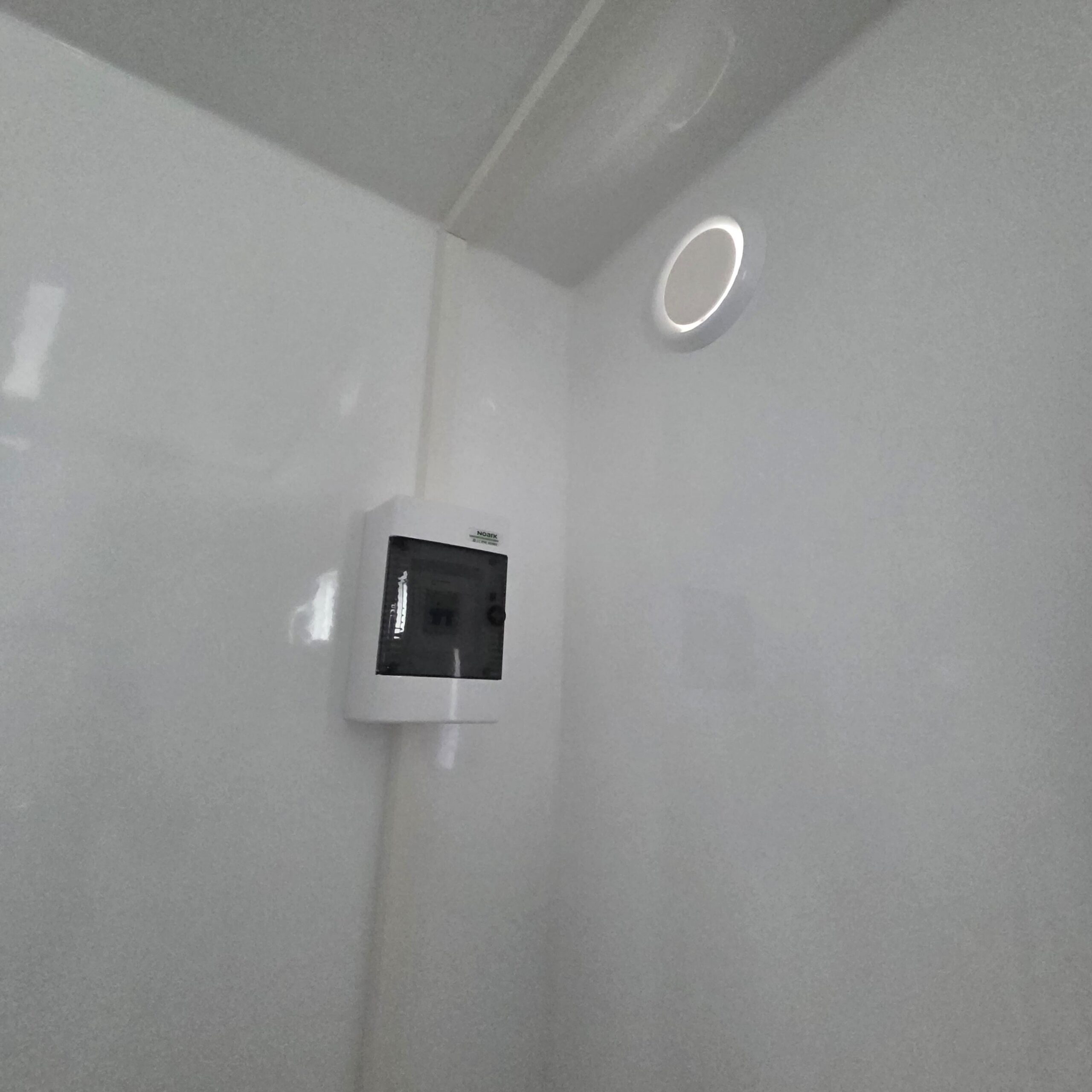 Soojustatud 1 kohaline inva WC soojak, kogumispaagiga 220L, hall - järeltellitav