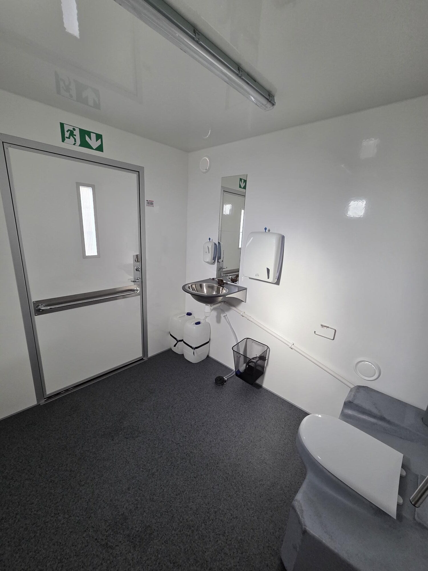 Soojustatud 1 kohaline inva WC soojak, kogumispaagiga 220L, hall - järeltellitav