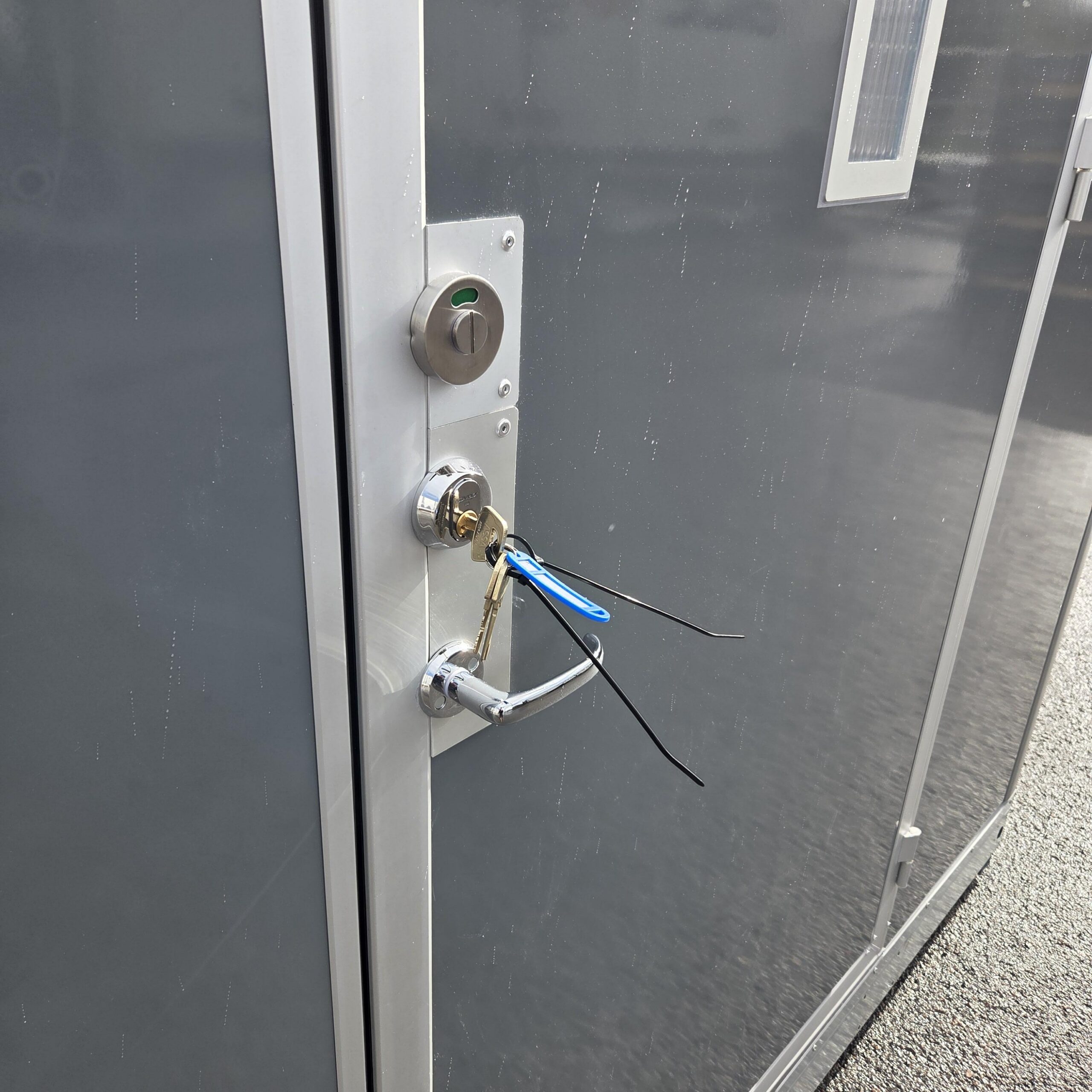 Soojustatud 1 kohaline inva WC soojak, kogumispaagiga 220L, hall - järeltellitav