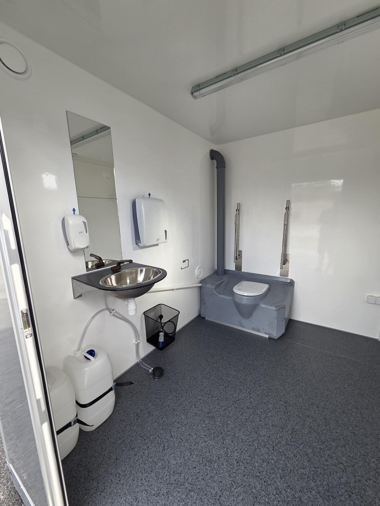 Soojustatud 1 kohaline inva WC soojak, kogumispaagiga 220L, hall - järeltellitav