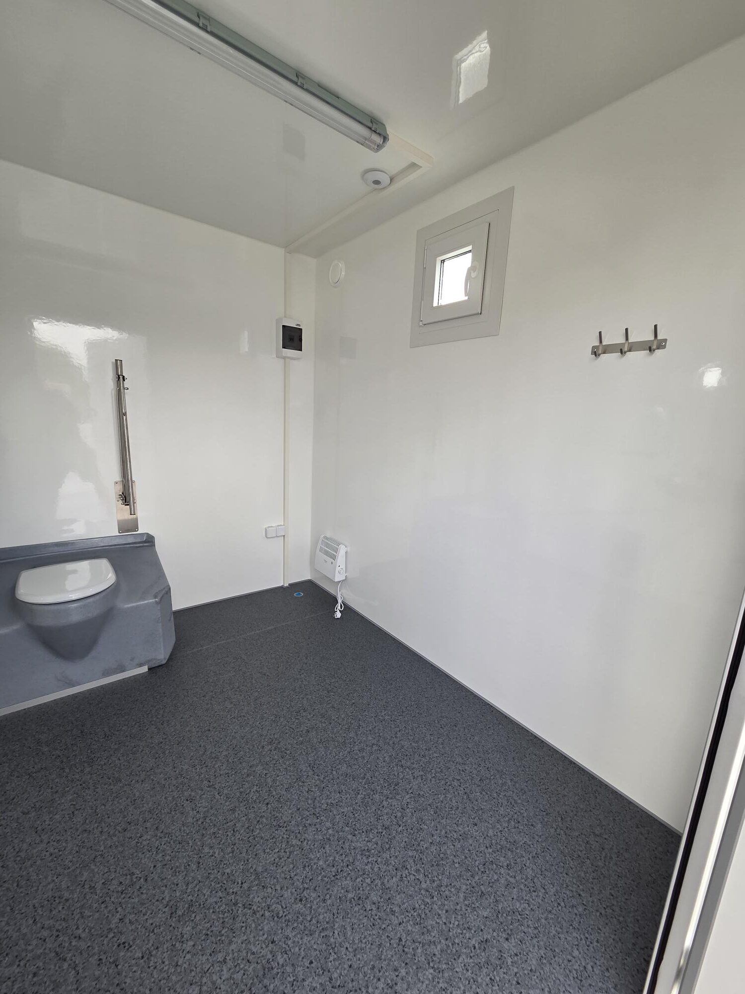 Soojustatud 1 kohaline inva WC soojak, kogumispaagiga 220L, hall - järeltellitav