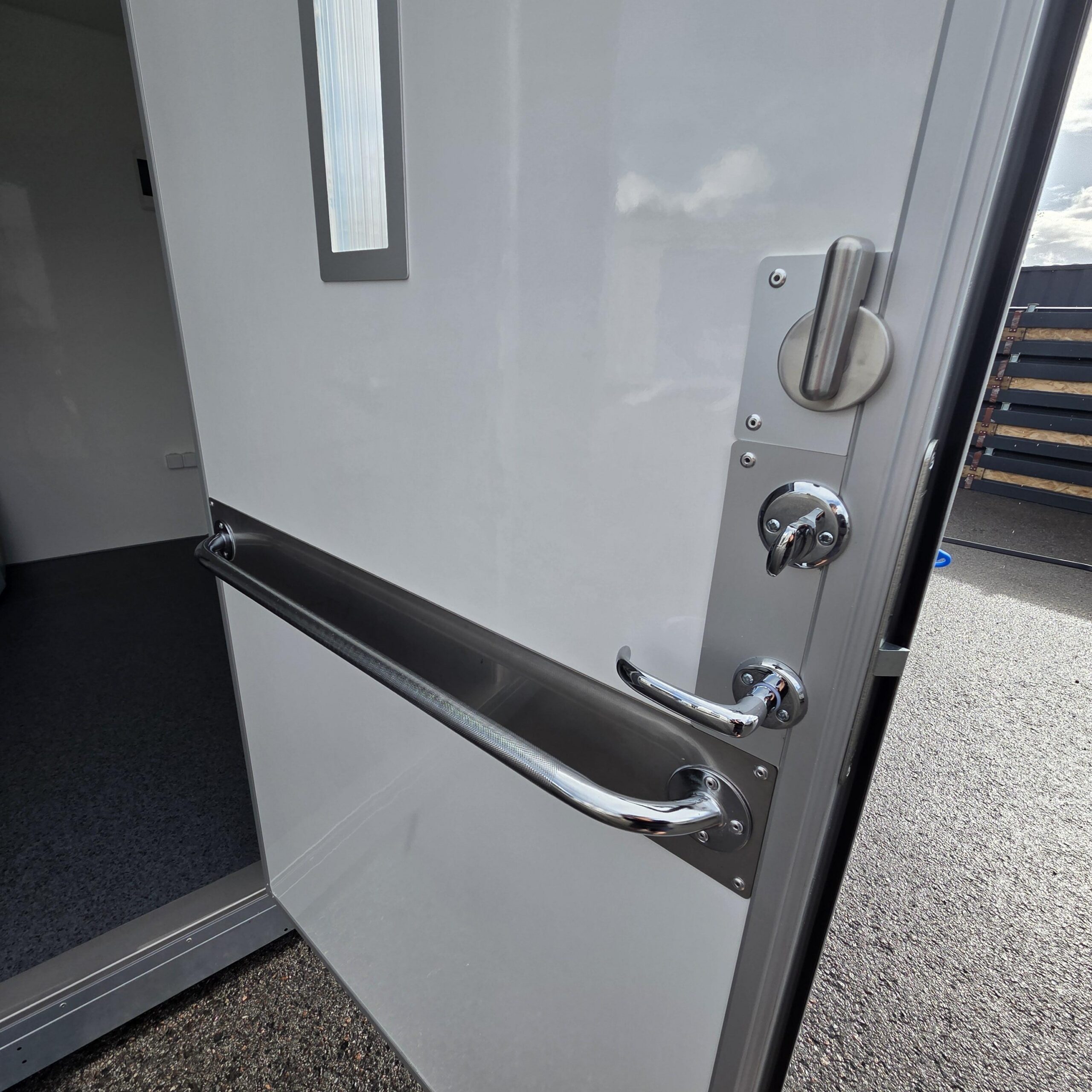 Soojustatud 1 kohaline inva WC soojak, kogumispaagiga 220L, hall - järeltellitav