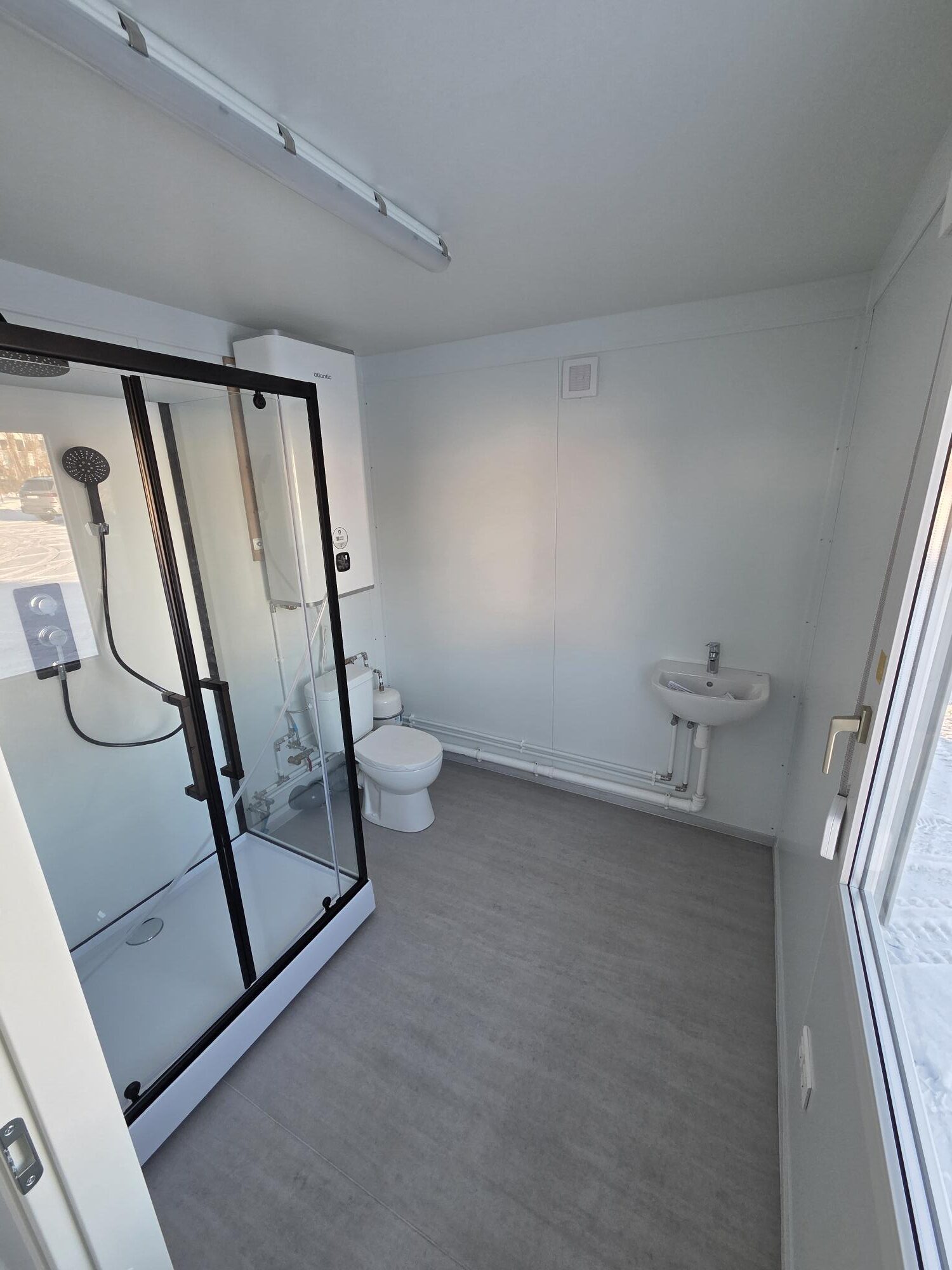 Containex standard PU soojak 2,4x6m wc ja duśiga, tumehall