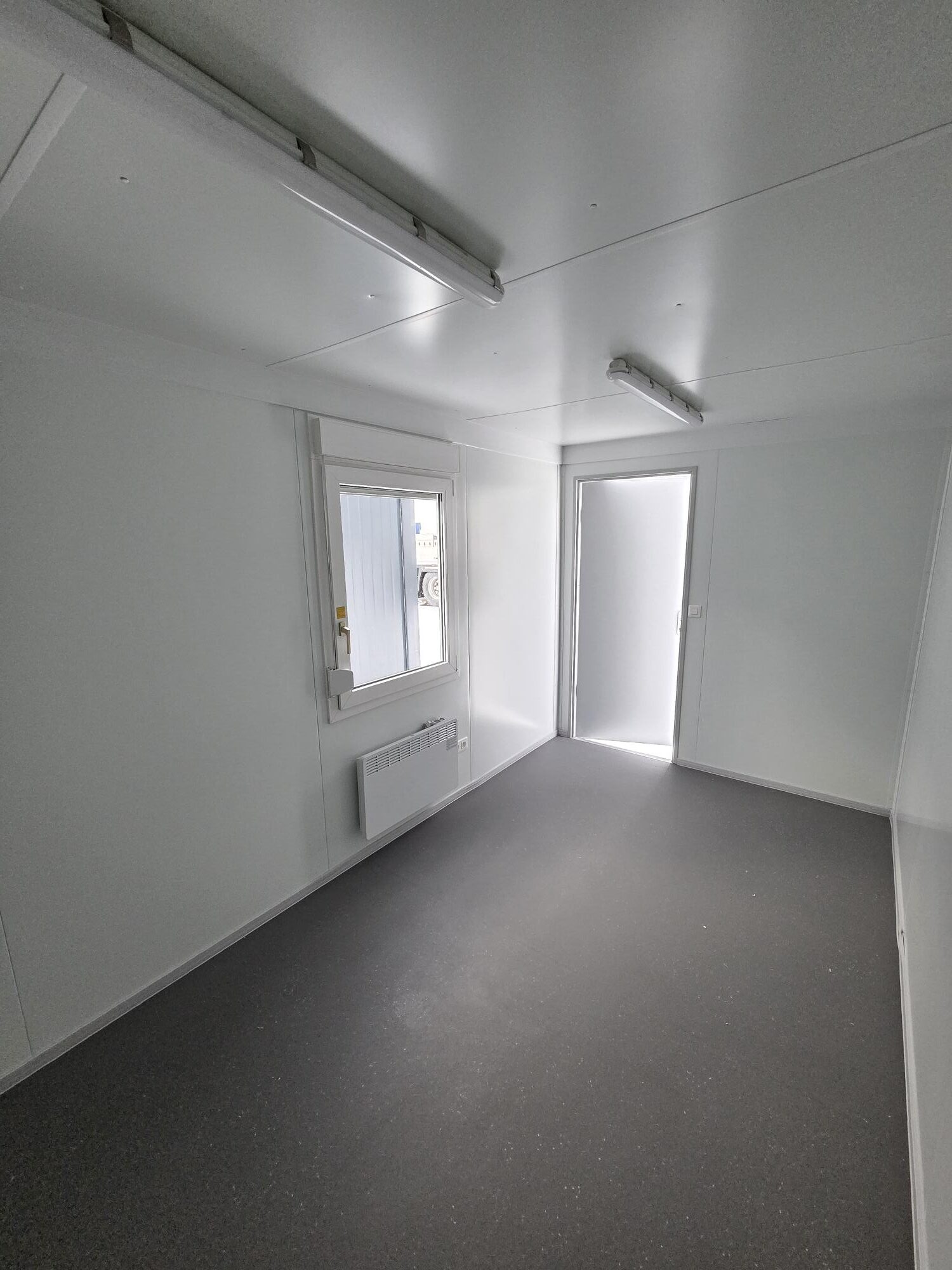 Containex standard PU soojak 2,4x6m vannitoaga - LAOS