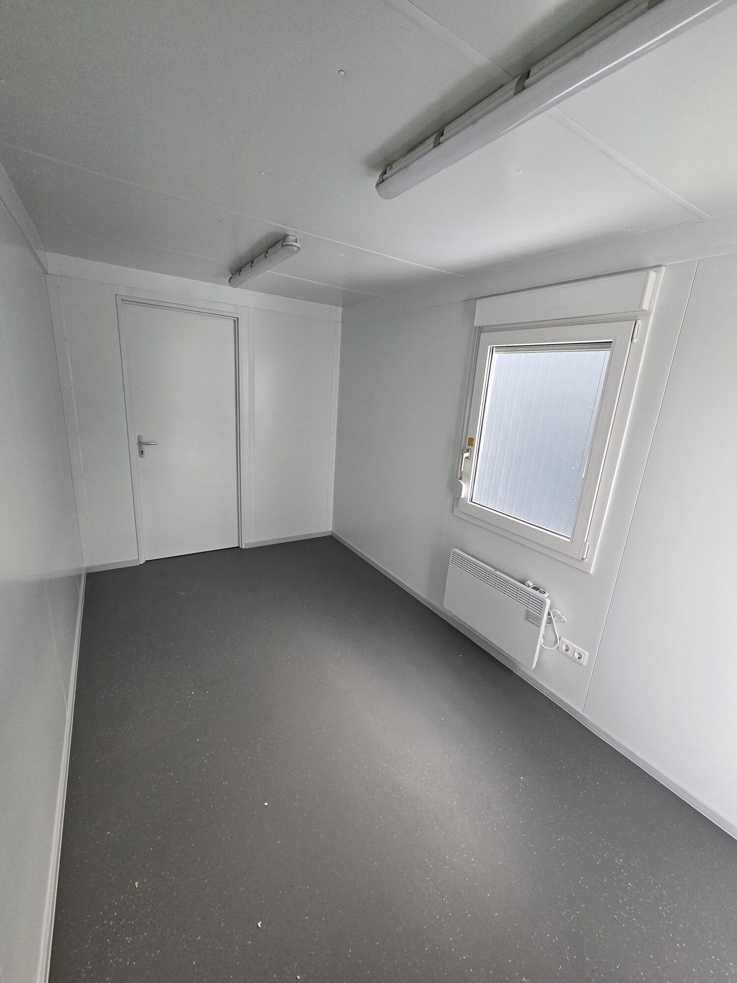 Containex standard PU soojak 2,4x6m vannitoaga - LAOS