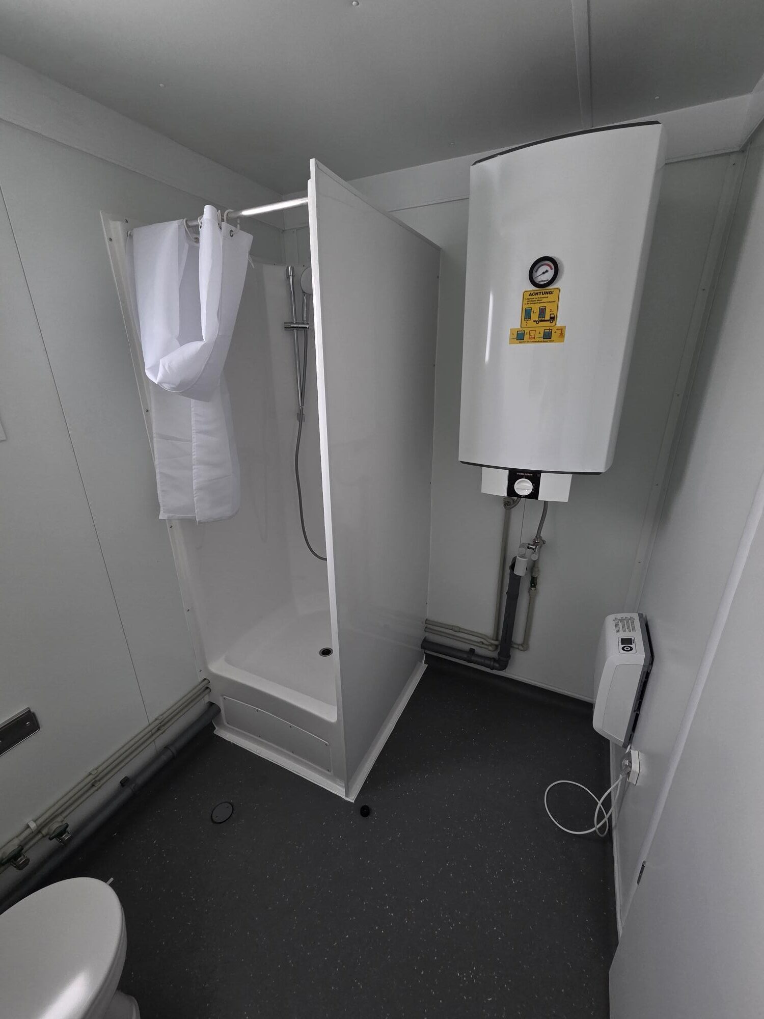 Containex standard PU soojak 2,4x6m vannitoaga - LAOS