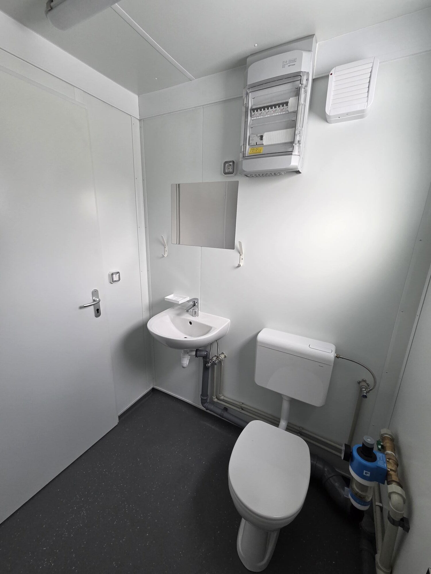 Containex standard PU soojak 2,4x6m vannitoaga - LAOS