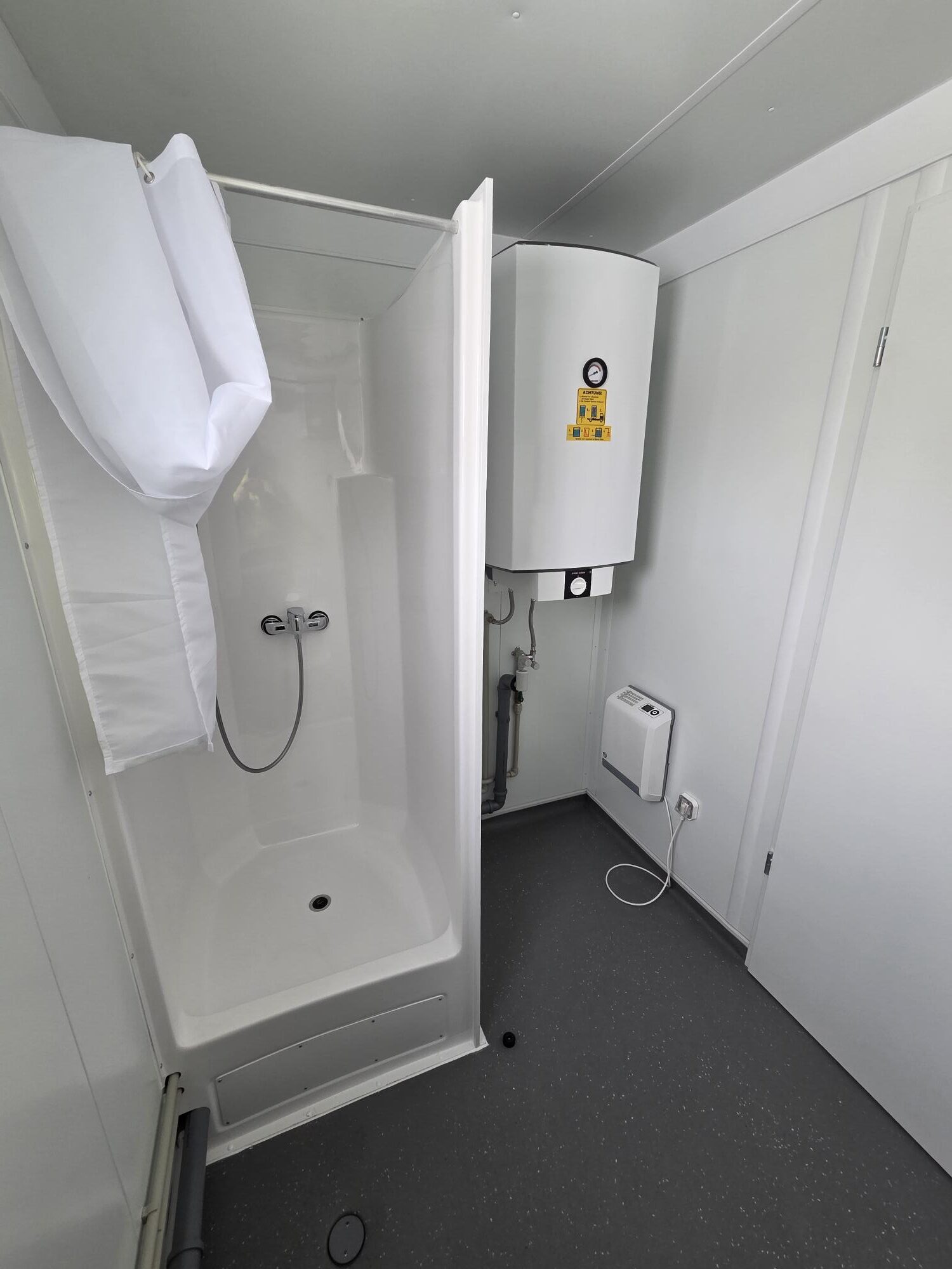 Containex standard PU soojak 2,4x6m vannitoaga - LAOS