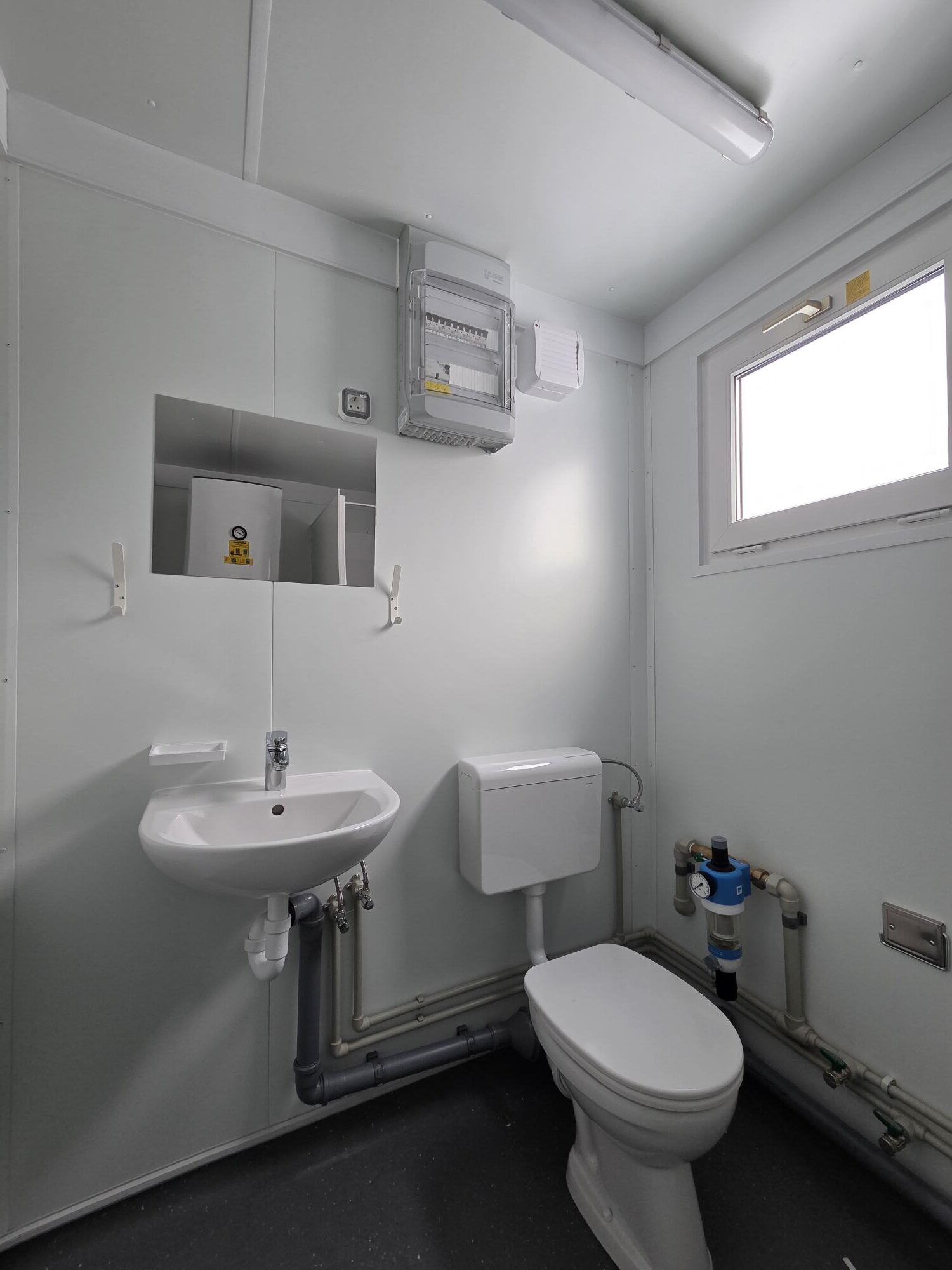 Containex standard PU soojak 2,4x6m vannitoaga - LAOS