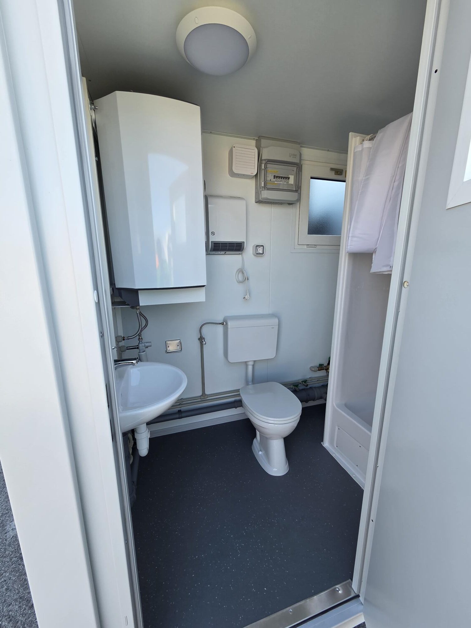 Containex soojustatud WC- ja duśisoojak, vee- ja kanalisatsiooniühendusega