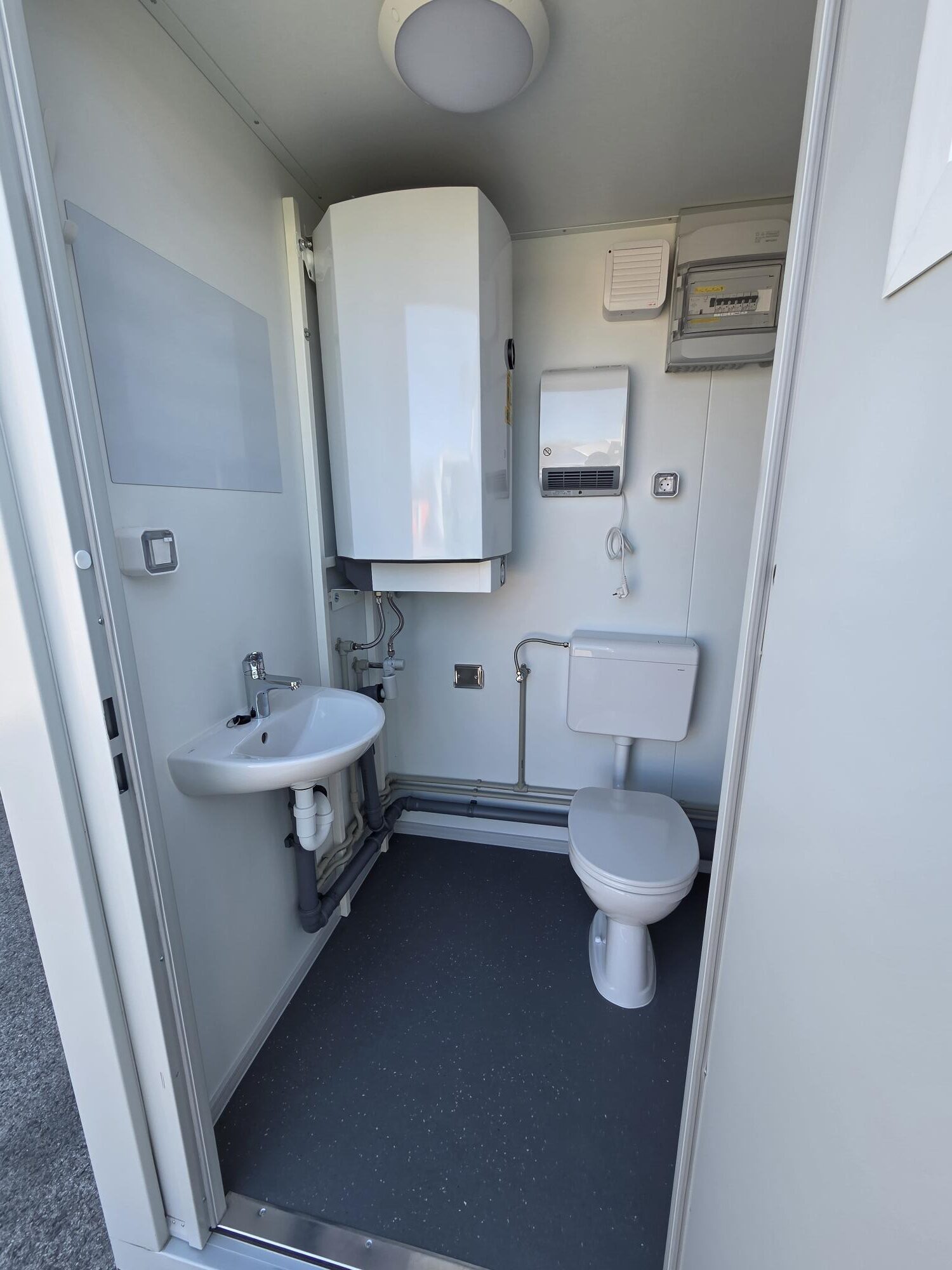 Containex soojustatud WC- ja duśisoojak, vee- ja kanalisatsiooniühendusega