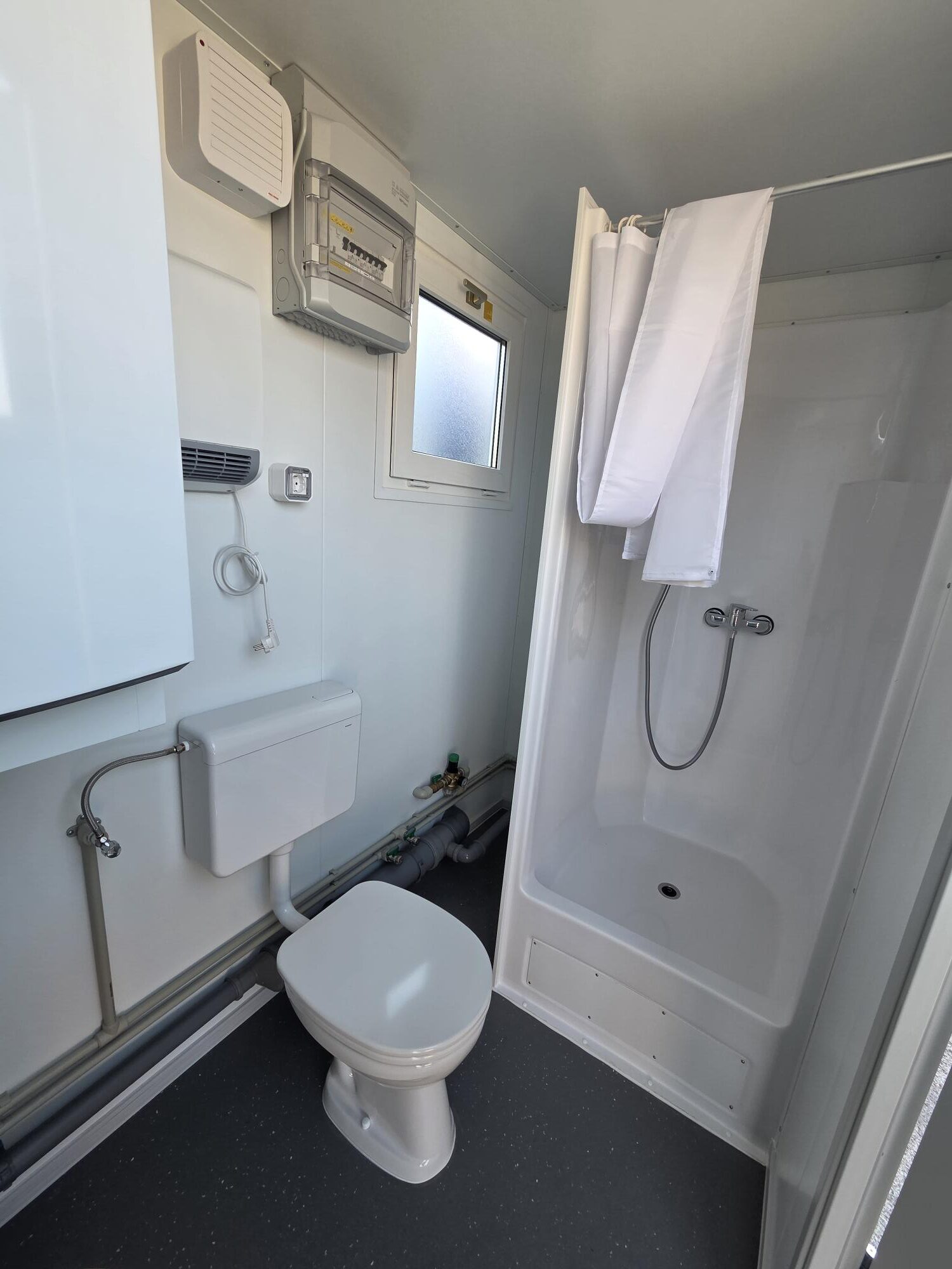 Containex soojustatud WC- ja duśisoojak, vee- ja kanalisatsiooniühendusega