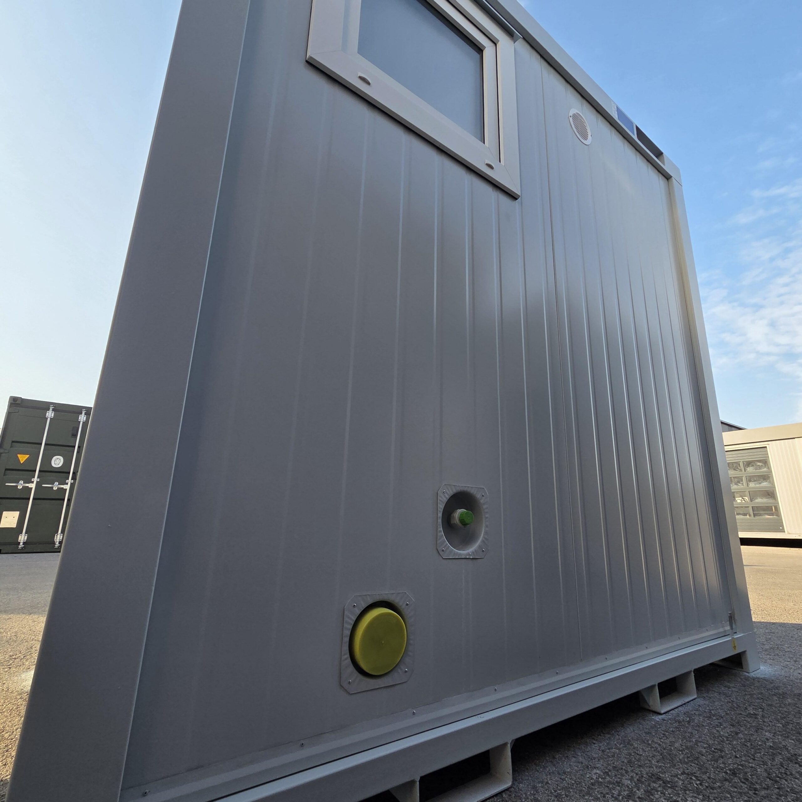 Containex soojustatud WC- ja duśisoojak, vee- ja kanalisatsiooniühendusega