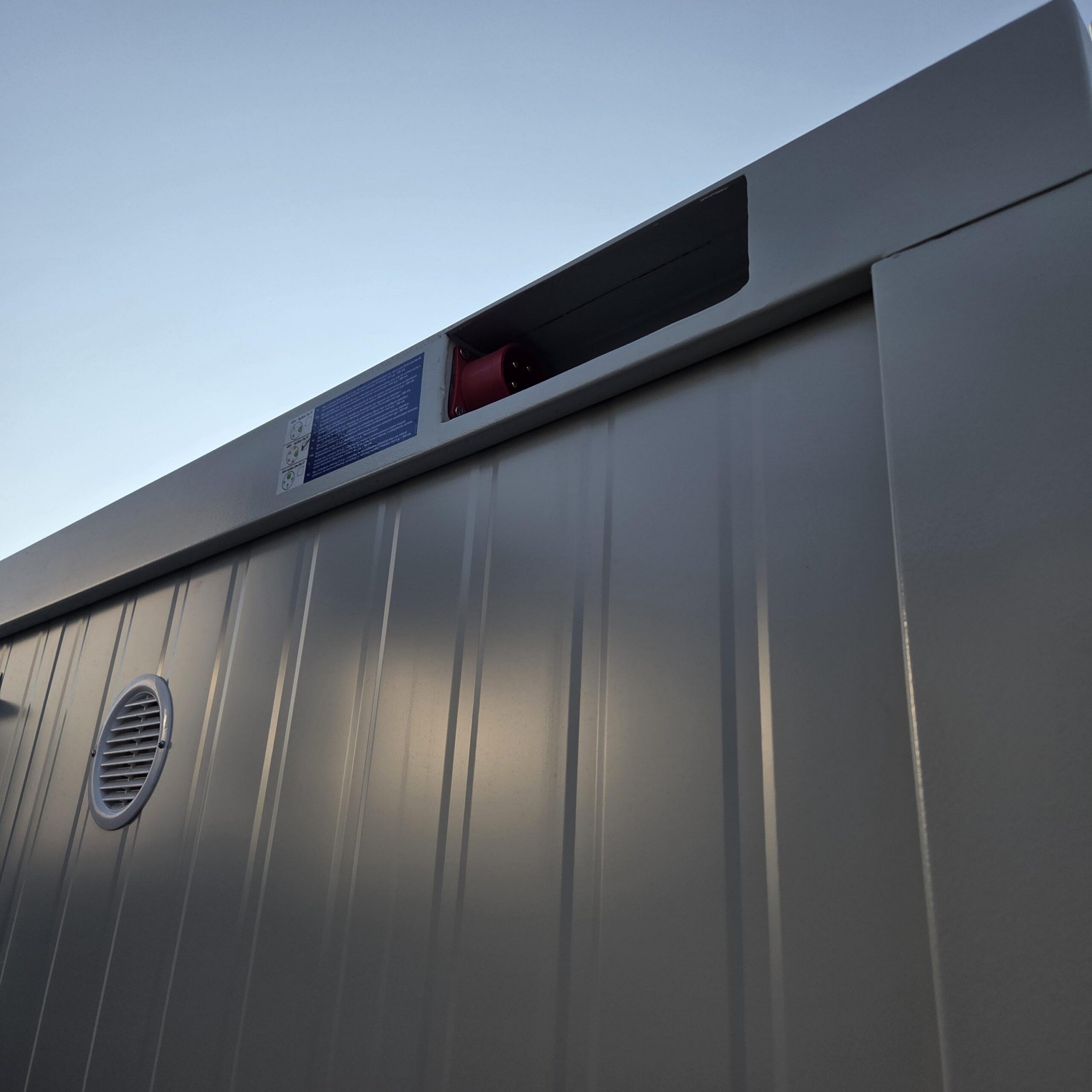 Containex soojustatud WC- ja duśisoojak, vee- ja kanalisatsiooniühendusega